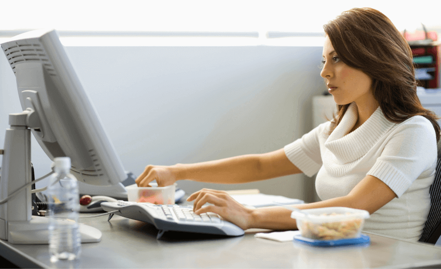 woman eating lunch at desk